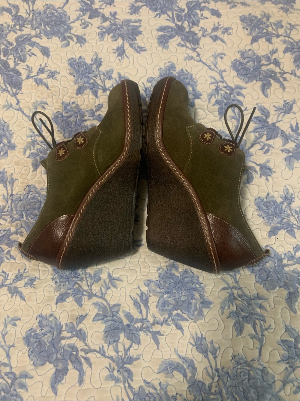 Sofft Olive Green Suede Wedge Oxfords with Brown Trim - Picture 6 of 9
